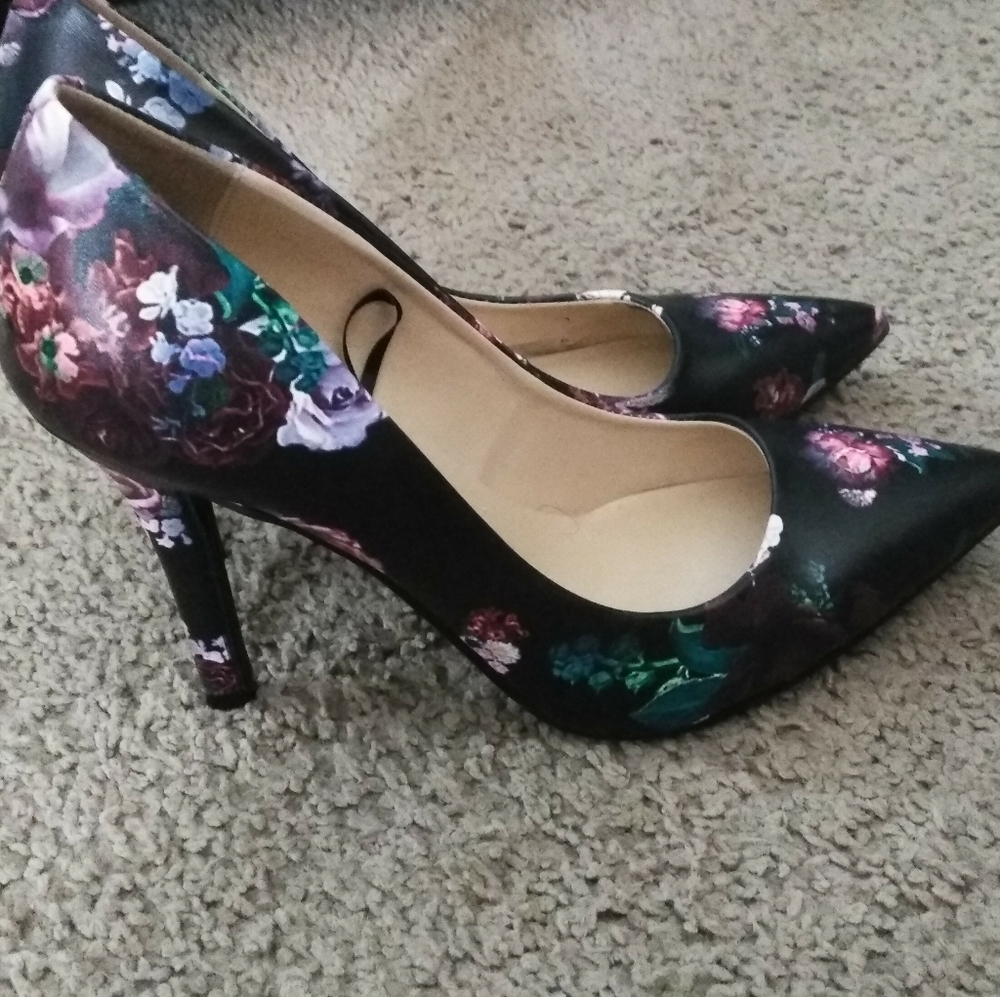 Brand new guess women pumps size 7